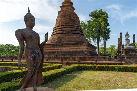 Sukhothai-dynastian nousu: 1400-luvun Thaimaassa tapahtunut poliittinen muutos ja sen vaikutukset kaakkoisaasialaisen kulttuurin kehitykseen