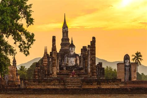  Sukhothai-Kuningaskunnan Perustaminen; Kauden Kukoistus ja Theravada Buddhismin Vaikutus